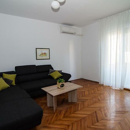 New Renovated Apartment 15 Min From Beach On Foot Pola Esterno foto
